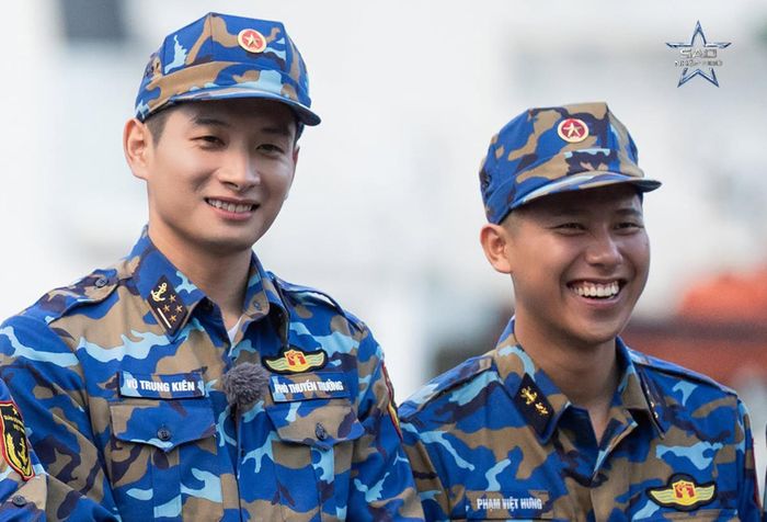 Đại uý Vũ Trung Kiên (bên trái) trong chương trình “Sao nhập ngũ 2026”.