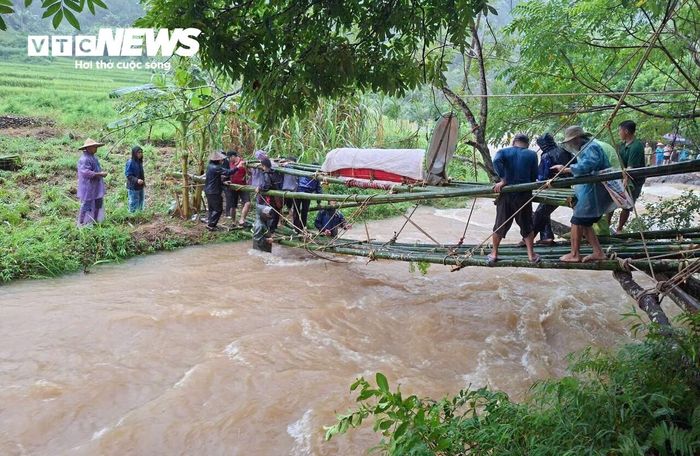 Người dân ở Thanh Hóa phải dựng cầu tạm vượt suối để đưa người quá cố về nơi an nghỉ.