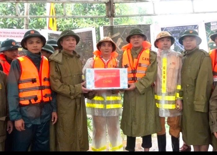 Chủ tịch UBND tỉnh Thanh Hoá tặng quà cho người dân vùng lũ xã Kim Tân, yêu cầu các lực lượng không để dân đói trong thời gian bị lũ chia cắt