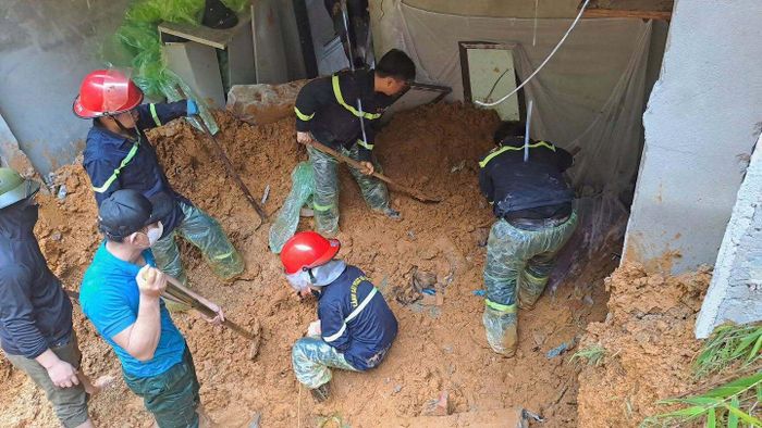 Lực lượng Cảnh sát PCCC&CNCH Công an tỉnh Phú Thọ và Công an xã Đà Bắc tìm kiếm các nạn nhân trong khu vực bị vùi lấp.