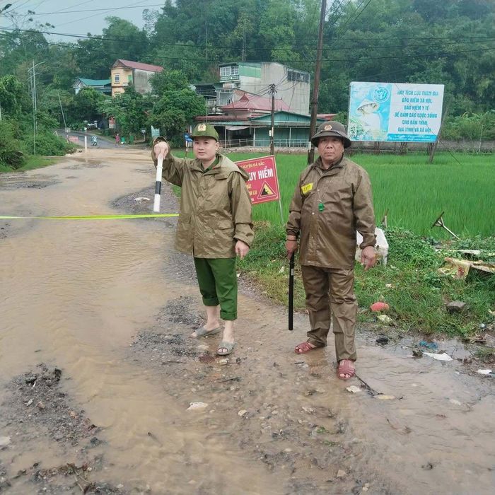 Công an xã Đà Bắc cảnh báo tại các điểm có nguy cơ sạt lở.