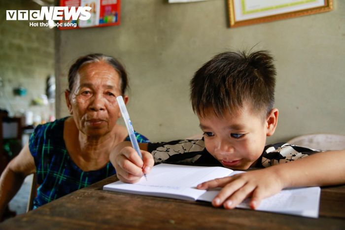 Từ khi bố mẹ ly hôn, bà nội là người luôn ở bên chăm sóc cho Quý Dương