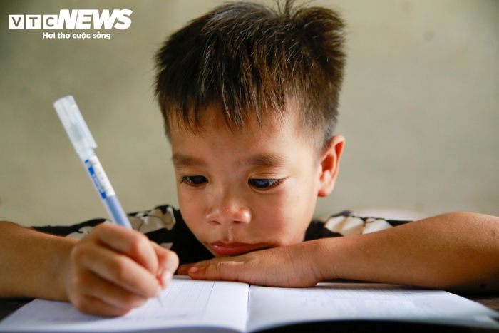 Mặc dù đối diện nhiều khó khăn trước mắt nhưng Quý Dương tỏ ra rất nghị lực, khiếm khuyết mắt khiến gặp khó khăn khi học viết nhưng em luôn chăm chỉ tập viết để theo kịp các bạn trong lớp.