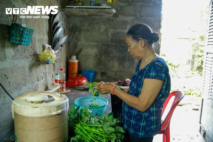 Hằng ngày bà Hoa phải vượt hàng chục cây số bán cá mưu sinh, sau đó lại trở về nhà giặt giũ, nấu cơm và chăm sóc cho các cháu nội.