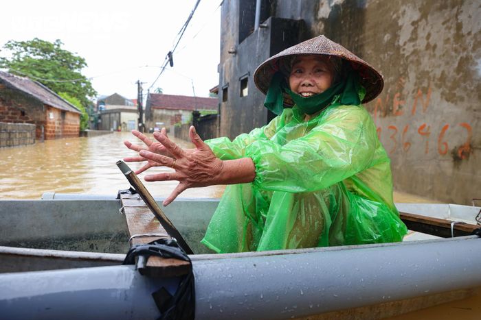 “Nhà tôi ngập đến nay đã 3 ngày rồi. Nước lên cao nên việc đi lại, sinh hoạt trong gia đình gặp rất nhiều khó khăn. Các cháu nhỏ trong nhà đã được sơ tán đến nơi an toàn, còn người lớn ở lại để trông nhà và theo dõi tình hình nước. Mấy ngày nay cuộc sống rất khổ, đi lại phải dùng thuyền, đồ đạc trong nhà cũng phải kê cao lên. Chỉ mong nước sớm rút để người dân trở lại cuộc sống bình thường”, bà Hạnh chia sẻ.