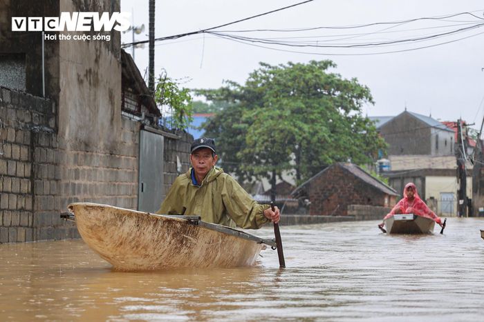 Nhiều đoạn ngập sâu khiến các phương tiện thông thường không thể đi lại, người dân phải sử dụng thuyền để di chuyển, vận chuyển đồ đạc và nhu yếu phẩm.