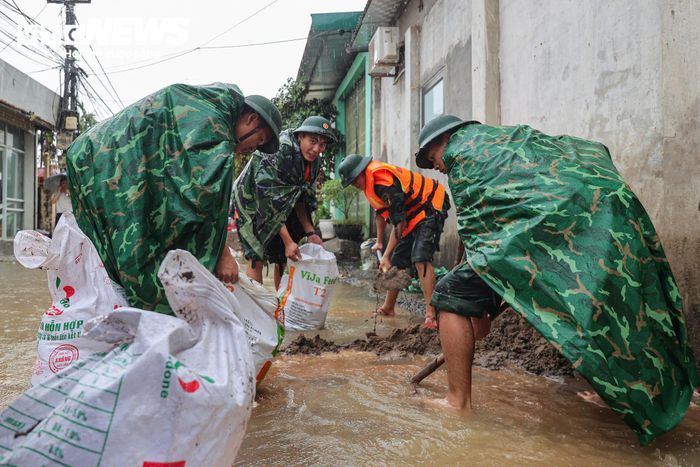 Tại một số khu vực, lực lượng quân đội được huy động hỗ trợ người dân gia cố, đắp các tuyến đê, ngăn nước tràn vào khu dân cư. Những “hàng rào” tạm thời cũng được dựng lên nhằm hạn chế dòng nước lan sang các khu vực lân cận.
