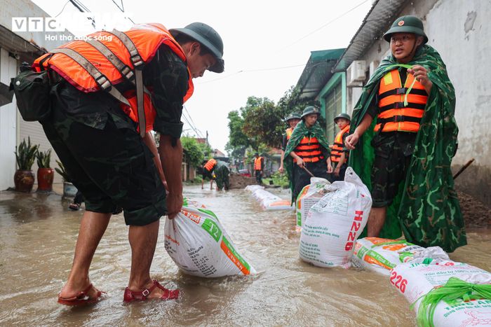 Theo Đài Khí tượng Thủy văn Bắc Bộ, trong đêm 16 và ngày 17/9, lũ trên sông Bùi tiếp tục lên. Mực nước dự báo đạt 7,3m lúc 21h ngày 16/9; 7,35m lúc 3h ngày 17/9 và khoảng 7,4m từ 9h đến 15h ngày 17/9, cao hơn báo động III khoảng 0,4m.