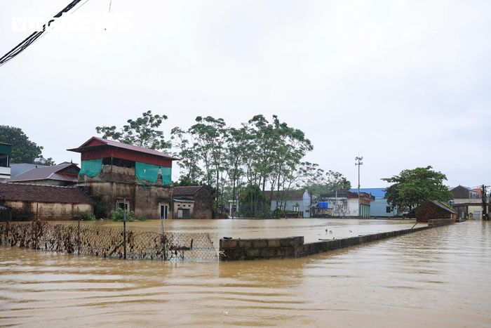 Nước ngập kéo dài khiến sinh hoạt của người dân gặp nhiều khó khăn.