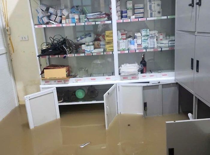 Kho tủ thuốc cũng bị ngập sâu