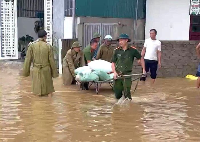 Lực lượng chức năng phường Hoàng Mai hỗ trợ nhân dân di chuyển tài sản đến chỗ an toàn