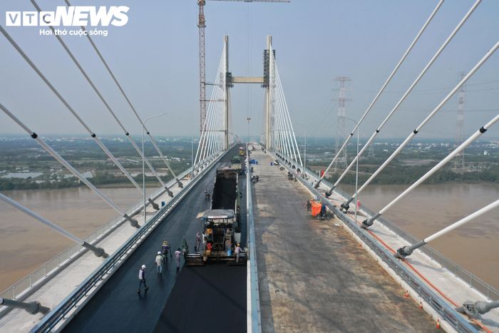 Những ngày giữa tháng 9, ghi nhận của PV Báo Điện tử VTC News, tại công trường cầu Phước Khánh, không khí thi công diễn ra khẩn trương.