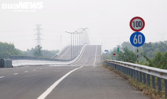 Việc cầu Phước Khánh bước vào giai đoạn thảm nhựa là một trong những dấu mốc hoàn thiện các hạng mục cuối của cao tốc Bến Lức - Long Thành. Từ những nhịp cầu vượt sông đến lớp mặt đường đang dần thành hình, công trình đang được hoàn thiện từng phần việc.