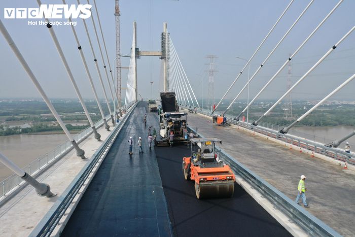 Ông Hoàng Đăng Hậu, Chỉ huy phó công trường thi công cầu Phước Khánh, cho biết nhà thầu đang huy động nhiều cán bộ, kỹ sư, công nhân cùng máy móc, thiết bị để triển khai đồng loạt các phần việc còn lại. Trong đó, công tác thảm bê tông nhựa đang được tập trung thực hiện.