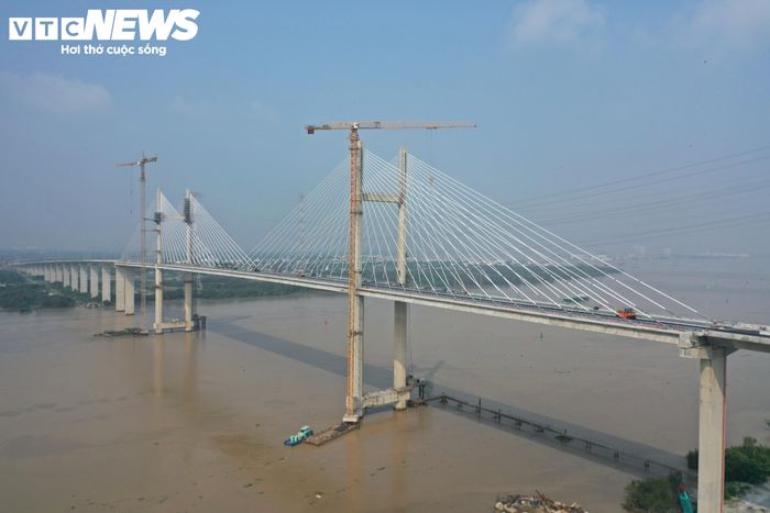 Toàn tuyến cao tốc Bến Lức - Long Thành đi qua Tây Ninh 2,7km, TP.HCM 26,4km và TP Đồng Nai 28,7km. Tuyến được đầu tư với quy mô 4 làn xe cơ giới, 2 làn dừng khẩn cấp, vận tốc thiết kế 100km/h, theo tiêu chuẩn đường cao tốc loại A.