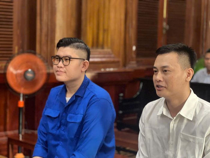 ‘Trùm buôn siêu xe’ Phan Công Khanh (áo trắng) và đồng phạm tại phiên tòa.