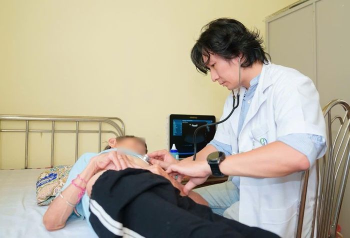 Bác sĩ Đoàn Dư Mạnh thăm khám cho người bệnh. (Ảnh: BSCC)