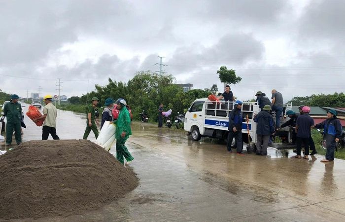 Mưa lớn những ngày qua khiến lượng mưa tại Ninh Bình phổ biến 150-250mm, cục bộ có nơi trên 350mm. Nước các sông lên cao gây ngập tại vùng trũng thấp, khu dân cư ven sông và tiềm ẩn nguy cơ sạt lở, ảnh hưởng đến giao thông và an toàn của người dân.