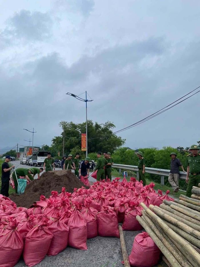 Cán bộ, chiến sĩ cùng các lực lượng chức năng khẩn trương vận chuyển đất, đá, bao tải và vật liệu đến các điểm xung yếu, xử lý những đoạn sạt lở, hạn chế nước tiếp tục khoét sâu vào thân đê.