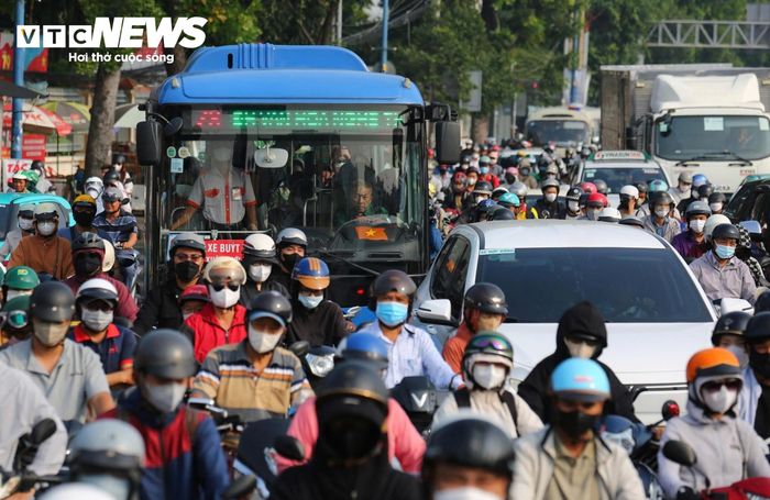 Một hướng lưu thông được khuyến nghị là Trường Chinh - Chế Lan Viên - Nguyễn Hữu Dật - Lê Trọng Tấn - Tân Kỳ Tân Quý - Trường Chinh. Hướng còn lại đi theo lộ trình Trường Chinh - Hồ Đắc Di - Huỳnh Văn Gấm - Tân Kỳ Tân Quý - Trường Chinh.