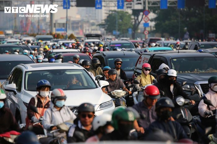 Theo ghi nhận của PV Báo Điện tử VTC News, ngày 17/9 - ngày thứ hai triển khai rào chắn phục vụ thi công tuyến metro Bến Thành - Tham Lương, lượng phương tiện trên đường Trường Chinh tăng cao.