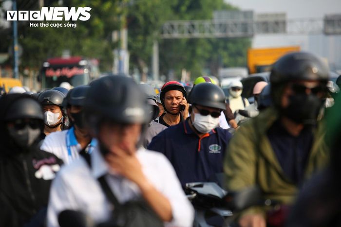 Tại khu vực mũi tàu Trường Chinh - Cộng Hòa, nhiều ô tô, xe máy phải nhích từng chút qua khu vực rào chắn.