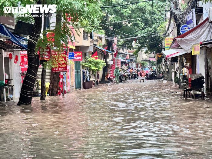 Ngoài yếu tố mưa lớn, đô thị hóa cũng làm tăng áp lực ngập tại Hà Nội. (Ảnh: Đắc Huy)