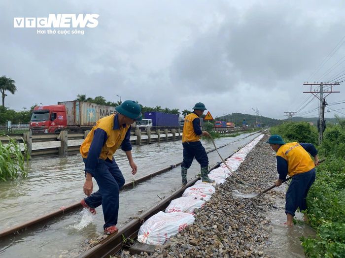 Công nhân ngành đường sắt gia cố nền đường bằng các bao tải đá, hạn chế nguy cơ sạt lở do nước lũ; đồng thời khẩn trương sửa chữa, gia cố đường sắt trong ngày 17/9 nhằm bảo đảm an toàn khi các chuyến tàu Bắc - Nam đi qua.