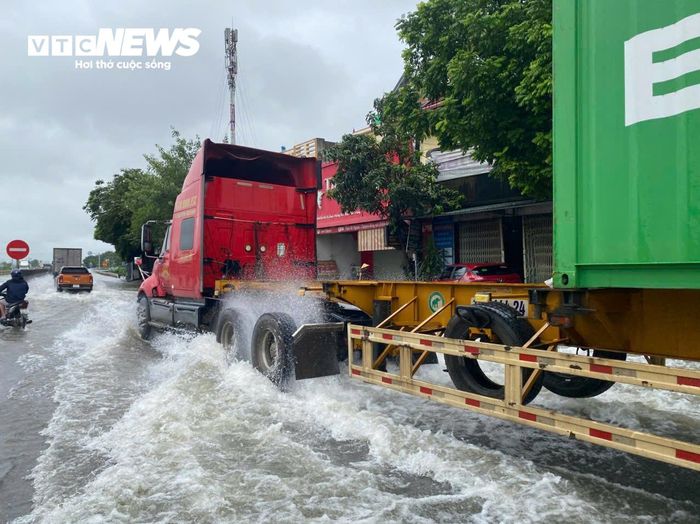 Đoạn Quốc lộ 1 bị ngập kéo dài hàng km, khiến các phương tiện lưu thông khó khăn. Mức ngập phổ biến khoảng 30cm, có thời điểm nước dâng cao hơn khiến ô tô con không thể di chuyển qua khu vực này.