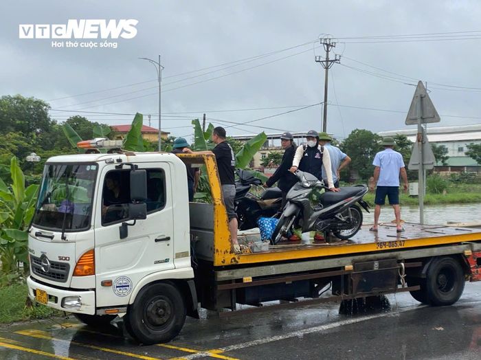 Nhiều người đi xe máy phải thuê xe trung chuyển với giá 50.000đ/xe để qua đoạn đường bị ngập. Thiếu tá Lê Huy Chung - Trạm CSGT Quảng Xương (Phòng CSGT Công an Tỉnh Thanh Hoá) cho biết, sau khi tình trạng ngập xuất hiện từ ngày 16/9, lực lượng CSGT bố trí túc trực 24/24 giờ tại các điểm ngập trên Quốc lộ 1 đoạn qua xã Hoạt Giang nhằm bảo đảm an toàn cho người và phương tiện.