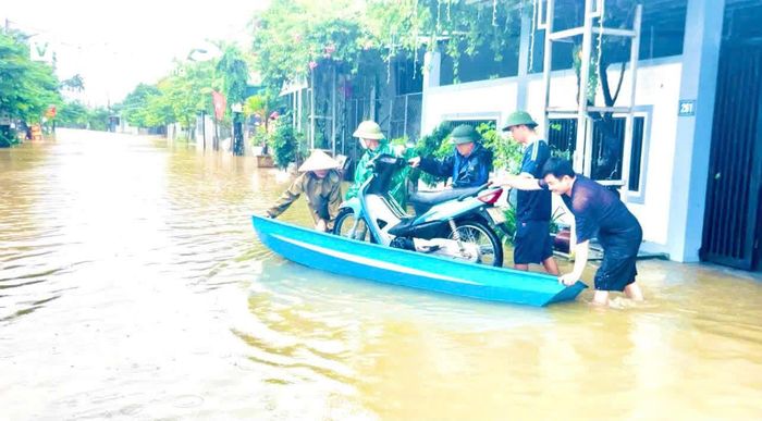 Trước diễn biến phức tạp của mưa lũ, lực lượng Công an xã Nông Cống phối hợp với các đơn vị chức năng khẩn trương hỗ trợ người dân di dời đến nơi an toàn. Đến 11h ngày 17/9, lực lượng chức năng hỗ trợ 420 hộ dân di dời.
