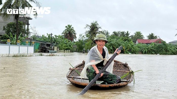 Nước lũ dâng nhấn chìm mọi tuyến đường, người dân vùng lũ ở Thanh Hoá buộc phải di chuyển bằng thuyền và mủng.