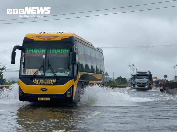 Ghi nhận của PV Báo Điện tử VTC News tại tỉnh Thanh Hoá, đến chiều 17/9, mưa giảm nhưng nước lũ vẫn còn ở mức cao. Nước lũ dâng khiến một Quốc lộ 1 đoạn qua xã Hoạt Giang ngập sâu.