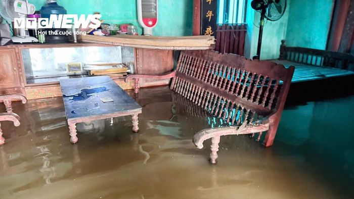 Tại xã Nông Cống (Thanh Hoá), nước sông Yên dâng cao sau nhiều ngày mưa lớn, khiến nhiều khu dân cư chìm trong nước. Toàn xã ghi nhận 1.524 hộ dân bị ngập, 50 hộ với 167 nhân khẩu bị cô lập.