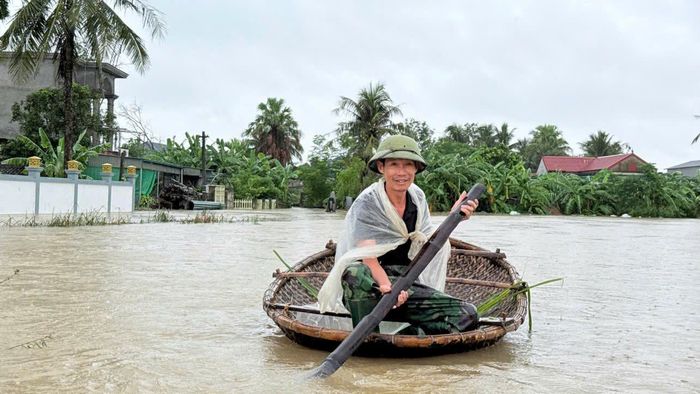 Mưa lớn, nước sông dâng cao khiến nhiều khu dân cư ở Thanh Hoá ngập sâu trong nước.