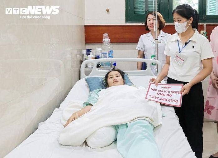 Chị Thắm - chị gái cô giáo Hiền đón nhận số tiền do độc giả Báo Điện tử VTC News giúp đỡ. (Ảnh: Minh Đức)