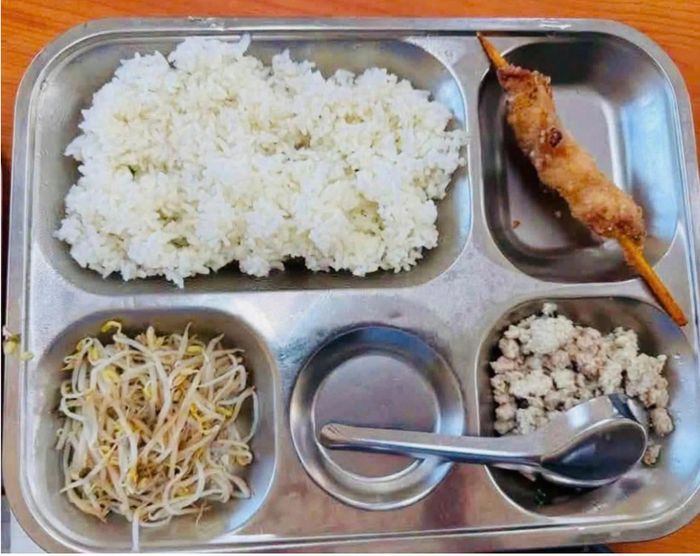 Suất cơm bán trú lèo tèo ngày 7/9 của học sinh trường Tiểu học Trung Giã.