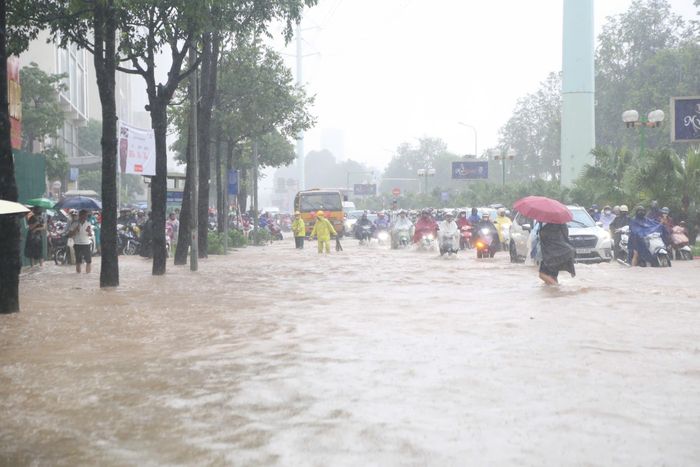 Giao thông hỗn loạn do mưa ngập sáng 17/9.