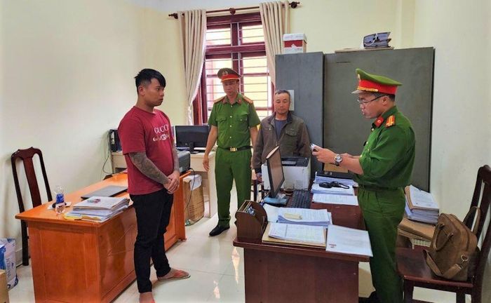 Cơ quan Cảnh sát điều tra thi hành lệnh bắt bị can để tạm giam đối với Đặng Anh Khoa. (Ảnh: Công an tỉnh Lâm Đồng)