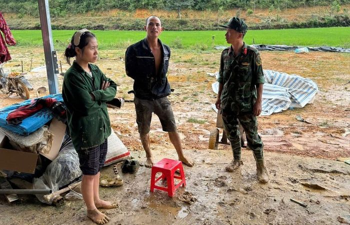 Người dân được lực lượng chức năng di dời đến nơi an toàn.
