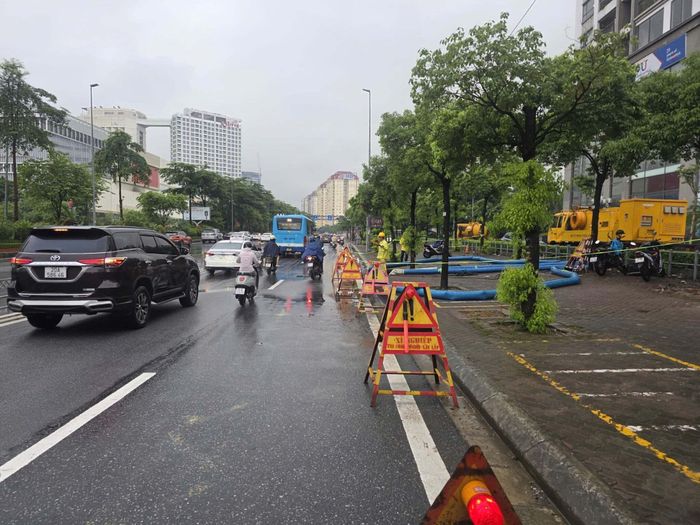 Đường thông sau mưa lớn ở Hà Nội ngày 17/9