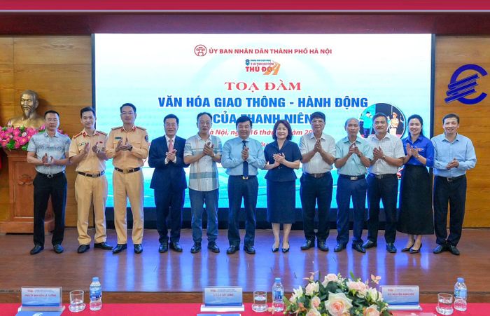 Các đại biểu dự tọa đàm “Văn hóa giao thông - hành động của thanh niên” tại lễ phát động Cuộc thi viết “Vì an toàn giao thông Thủ đô” năm 2026 do Cơ quan Báo và Phát thanh, Truyền hình Hà Nội phối hợp với các đơn vị tổ chức. Ảnh: Duy Khánh