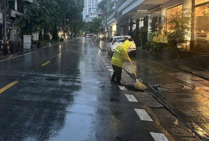 Xí nghiệp thoát nước số 1 ứng trực tại Tông Đản. Ảnh: PV