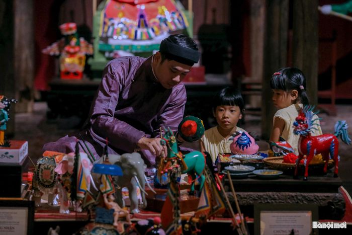 Nghệ nhân trẻ Đức Anh chia sẻ: “Với những người trẻ như chúng tôi, gần như không được thấy hình ảnh ông tiến sĩ xuất hiện trên mâm cỗ Trung thu. Thông qua triển lãm này, tôi mong sẽ góp một phần công sức nhỏ đưa di sản quay trở lại đời sống, mang đến hình hài và sự sáng tạo mới để tiếp nối di sản văn hóa của đất nước”.