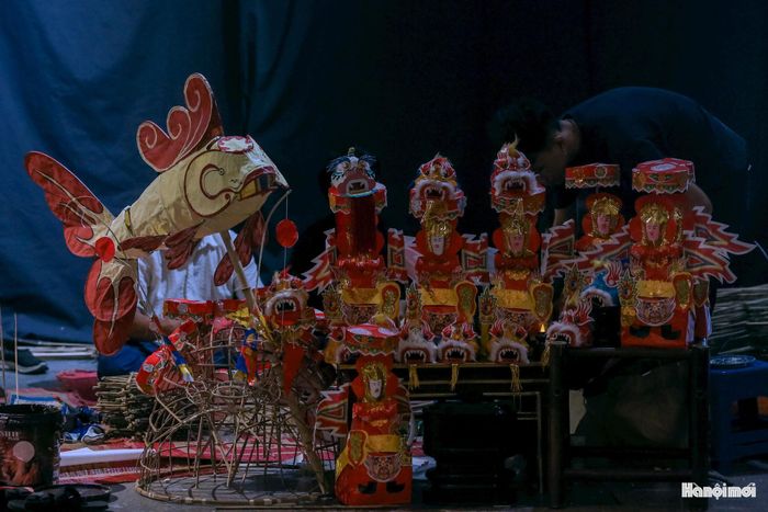 Bên cạnh các loại đèn lồng, triển lãm "Lưu trăng" còn giới thiệu các mô hình ngựa giấy, bộ nghi trượng và các linh vật Trung thu như ông Tiến sĩ giấy, ông đánh gậy... được tạo hình kỳ công.