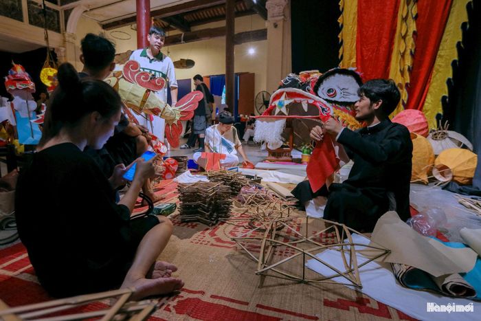 Với sự tham gia của nhiều nghệ sĩ và cộng đồng sáng tạo trẻ, triển lãm "Lưu trăng" cũng cho thấy câu chuyện bảo tồn di sản đang được tiếp nối bằng những cách làm mới, gần gũi với đời sống
