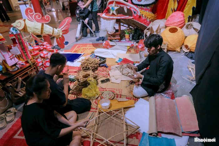 Không chỉ là không gian trưng bày, "Lưu trăng" còn là nơi gặp gỡ giữa công chúng với các nghệ nhân, thợ thủ công và những người thực hành di sản. Khách tham quan được trực tiếp trải nghiệm làm đèn Trung thu, vẽ mặt nạ giấy bồi, làm đồ chơi dân gian.