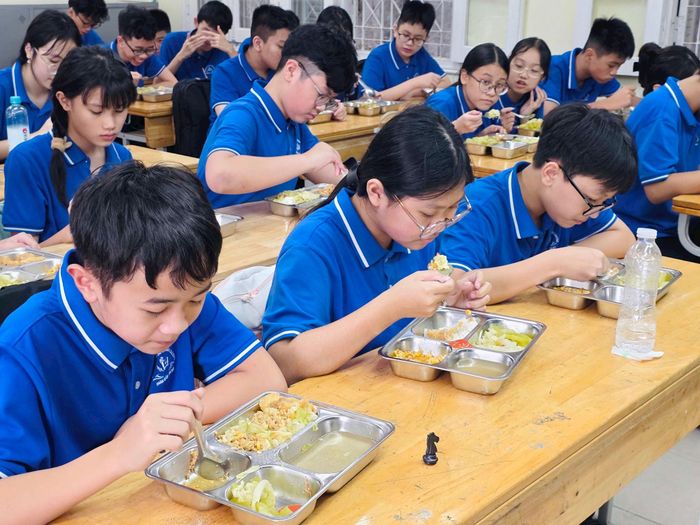 Một suất ăn phù hợp với học sinh phải đáp ứng nhu cầu năng lượng theo độ tuổi, cân đối protein, lipid, glucid... Ảnh: VH