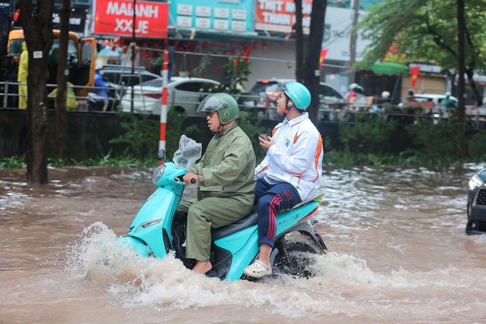 Việc di chuyển đến trường của học sinh khó khăn. Ảnh: Lê Khánh