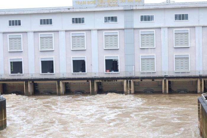 Trạm bơm tiêu Yên Nghĩa đang vận hành 6/10 tổ máy tiêu úng cho sông Nhuệ ra sông Đáy. Ảnh: Bảo Châu